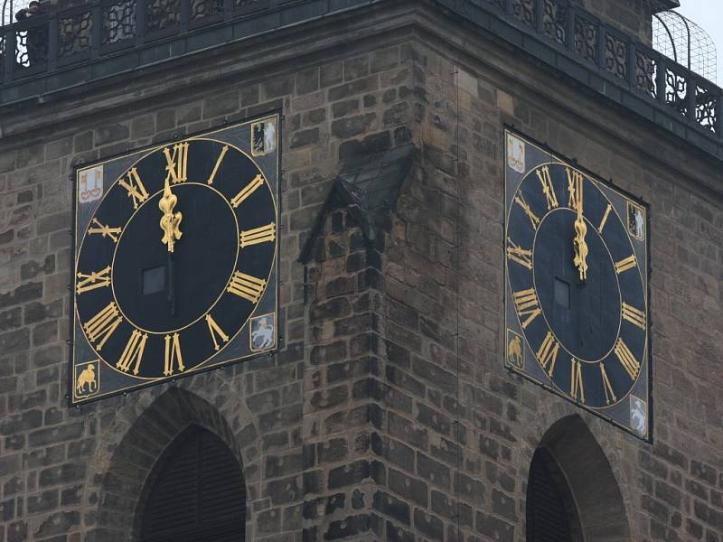 Test Deníku - přesné poledne na hodinách na katedrále sv. Bartoloměje