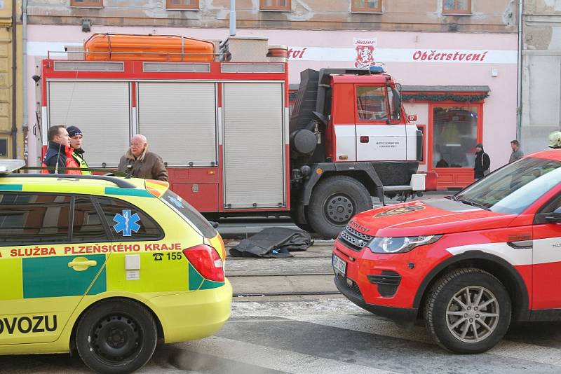 Nedaleko křižovatky U Práce srazil hasičský vůz, který jel k zásahu, chodce. Ten na místě zemřel