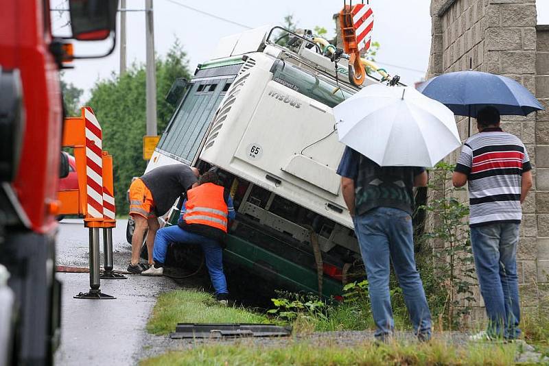 Trolejbus v Černicích sjel ze silnice a narazil do zdi