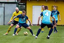 Fotbalisté TJ Sokol Lhota (na archivním snímku hráči ve žlutých dresech) porazili Rapid Plzeň 4:1. Stejným výsledkem uspěl o víkendu i Holýšov (modří).