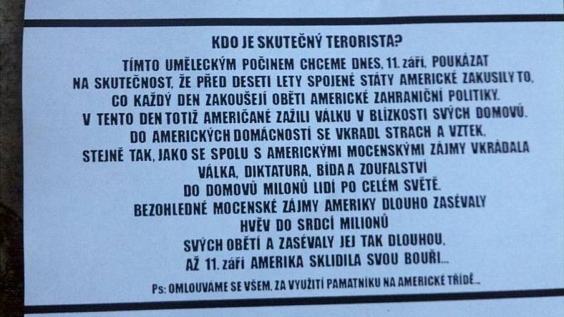 Na památníku Díky, Ameriko! se v neděli objevili performeři. Naaranžovali zde modely letadel a poházeli lístky s protiamerickým textem