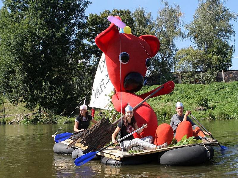 Plavba netradičních plavidel po řece Radbuze v Plzni