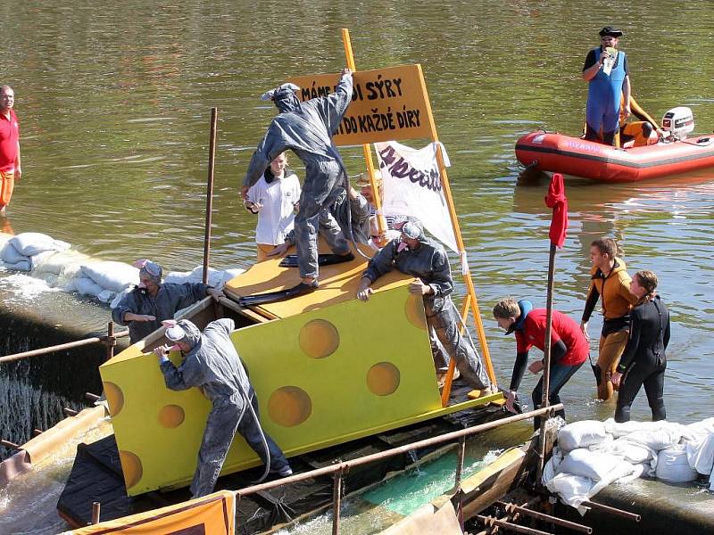 Plavba netradičních plavidel po řece Radbuze v Plzni