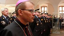Biskup Tomáš Holub posvětil prapor městské policie