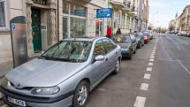 Parkování v Husově ulici v Plzni poslední den před zpoplatněním