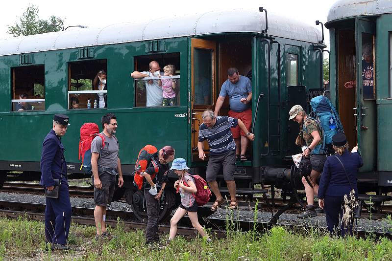 Parní vlak s lokomotivou řady 434.2. dovezl mnoho příznivců lokálek na oslavy 120 let lokální trati Pňovany – Bezdružice. Hlavním lákadlem oslav, které pokračují i v neděli, jsou jízdy historickými vlaky.