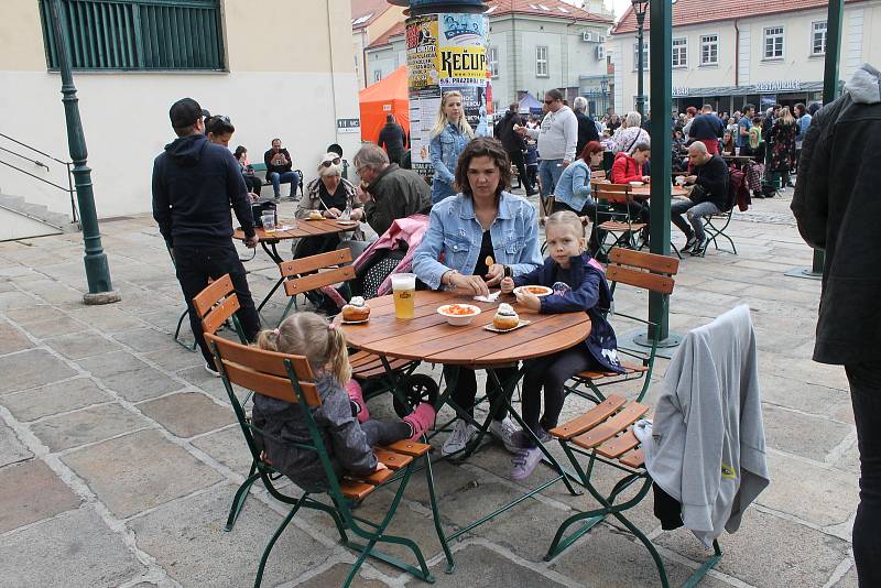 Festival polévky — Plzeň jaro 2022 představil v neděli 29. května v Plzeňském Prazdroji 14 restaurací a bister s dvacítkou různých druhů polévek.