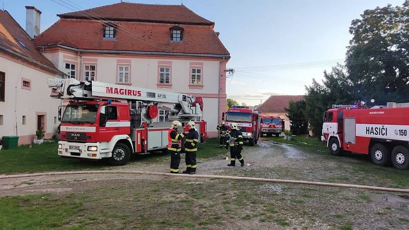 Následky ničivého požáru v areálu zámku v Újezdu nade Mží.