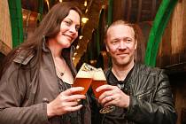 Floor Jansen a Kai Hahto ze skupiny Nightwish ochutnávají pivo v Plzeňském Prazdroji