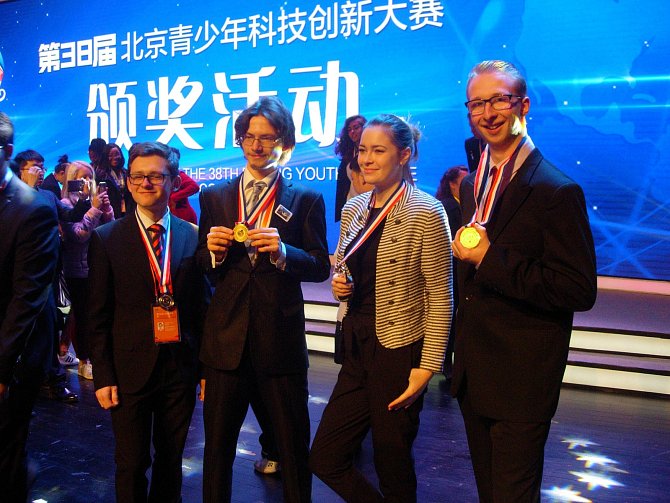 Ondřej Brichta (druhý zleva) a Milan Malina (vpravo na snímku) vymysleli a sestrojili šestinohého kráčivého brouka, s nímž zvítězili na Mezinárodní vědecké soutěži v Číně. Na fotografii jsou s kolegy při předávání zlatých medailí.