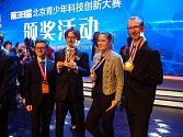 Ondřej Brichta (druhý zleva) a Milan Malina (vpravo na snímku) vymysleli a sestrojili šestinohého kráčivého brouka, s nímž zvítězili na Mezinárodní vědecké soutěži v Číně. Na fotografii jsou s kolegy při předávání zlatých medailí.