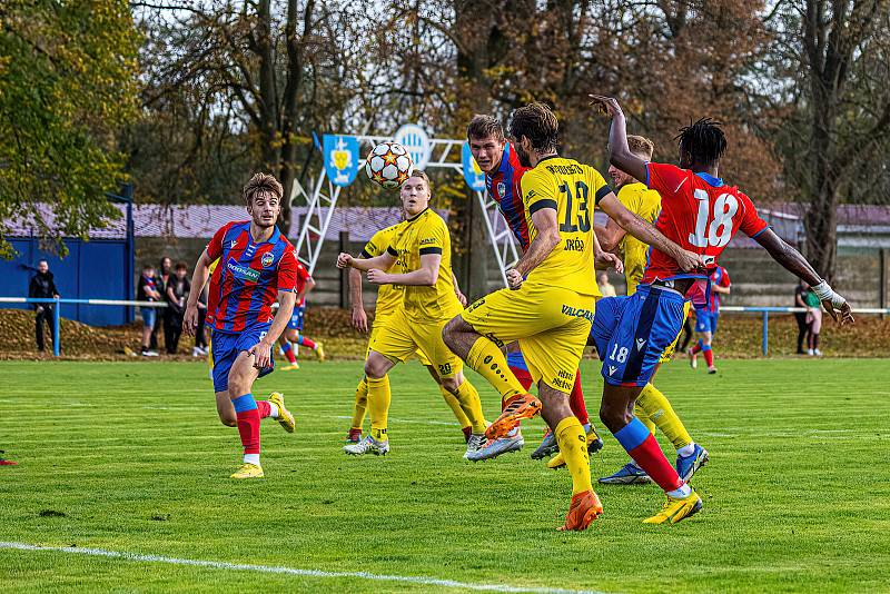 13. kolo FORTUNA ČFL, skupina A: FK ROBSTAV Přeštice (na snímku fotbalisté ve žlutých dresech) - FC Viktoria Plzeň B 1:2 (1:1).