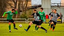 15. kolo I. A třídy: SK Smíchov Plzeň - FC Rokycany B (na snímku fotbalisté v zelených dresech) 4:2 (2:0).