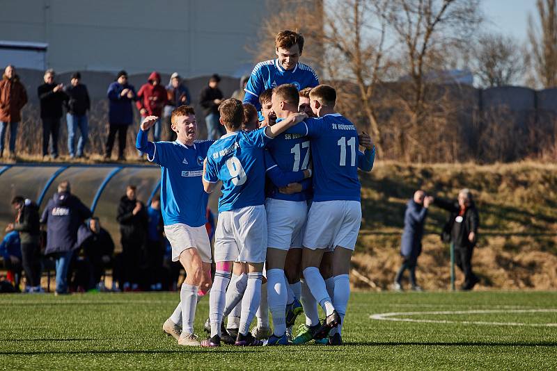 Fotbalisté plzeňské Doubravky (na archivním snímku hráči ve žlutých dresech) zdolali v pátek domácí Rokycany těsně 1:0 a slaví čtvrté vítězství za sebou.