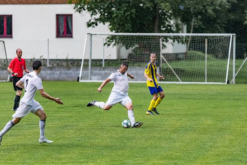 Ze zápasu 4. kola I. A třídy Plzeňského kraje mezi domácími Žichovicemi (v bílém) a Kaznějovem (0:2).