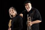 Kytarista Mike Stern (vlevo) a trumpetista Randy Brecker.