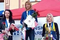 Úspěch v Plzni si na stupních užívají (zleva) stříbrná Hana Vičarová, vítězka Radka Churaňová a třetí Barbora Chumlenová.