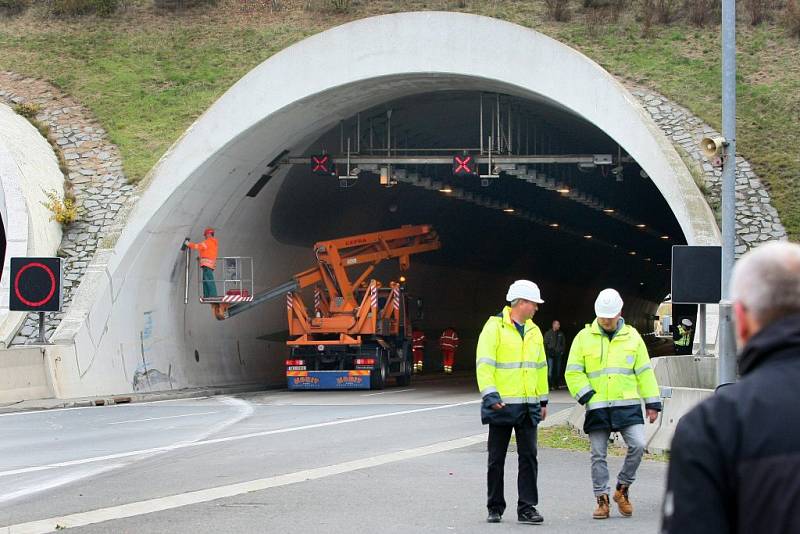 Pondělní nehoda v dálničním tunelu Valík