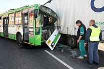 Havárie trolejbusu č. 15 a kamionu na Domažlické třídě