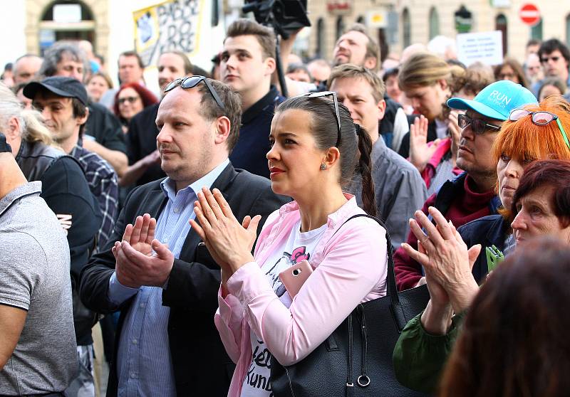 Na plzeňském náměstí Republiky v pondělí protestovali lidé proti současné vládě Andreje Babiše.