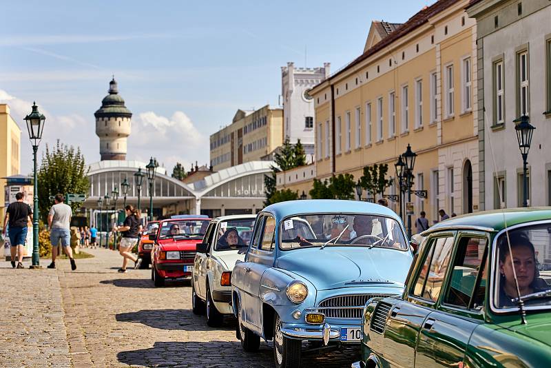 Veteránský sraz vozidel vyrobených za socialismu spojený se stokilometrovou vyjížďkou po Plzeňsku a Rokycansku startoval z nádvoří Plzeňského Prazdroje. Zúčastnit se mohly automobily a motorky prodávané v ČSSR v síti Mototechna v letech 1948 – 1989.