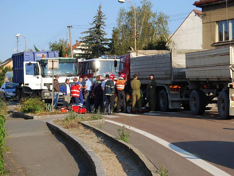 Sedmasedmdesátiletý muž zahynul ve středu ráno pod koly kamionu uprostřed Kaznějova na severním Plzeňsku