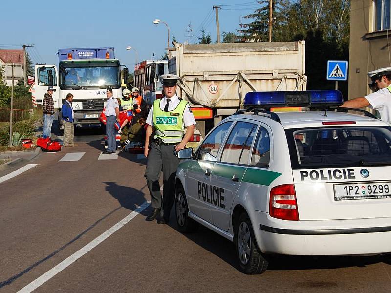 Sedmasedmdesátiletý muž zahynul ve středu ráno pod koly kamionu uprostřed Kaznějova na severním Plzeňsku