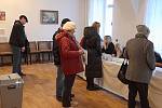 Ve volební místnosti v Plzni v Kopeckého sadech byl zájem voličů hned od začátku velký.