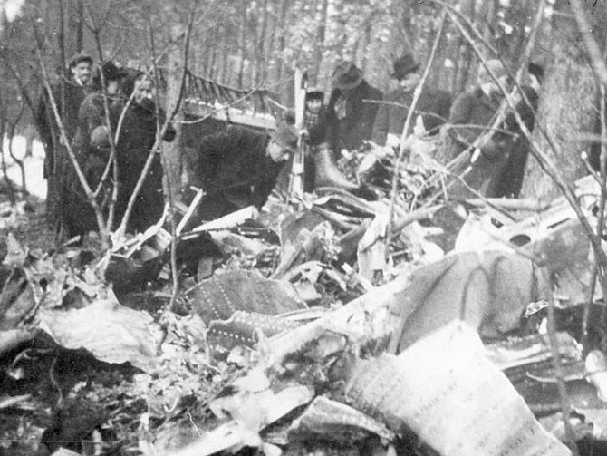 Historický snímek z roku 1944 s pozůstatky sestřeleného bombardéru na Dubči v katastru obce Prádlo