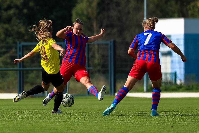 5. kolo 1. ligy žen: FC Viktoria Plzeň (na snímku fotbalistky v červenomodrých dresech) - AC Sparta Praha 1:3 (0:1).