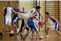 Basketbalisté Lokomotivy Interconex Plzeň (v bílých dresech) porazili v neděli v utkání první ligy celek Kary Trutnov 97:92.   