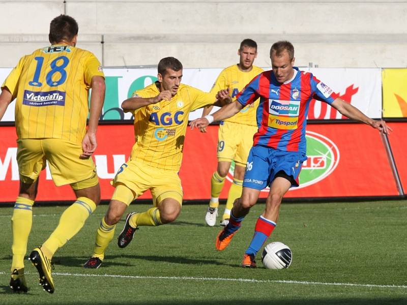 S obranným valem Teplic si budou muset zítra poradit fotbalisté Viktorie Plzeň. Na archivním snímku se ho pokouší zdolat plzeňský záložník Daniel Kolář (vpravo)