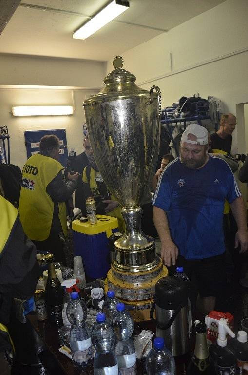 Hokejisté oslavují zisk historicky prvního titulu mistra na stadionu ve Zlíně