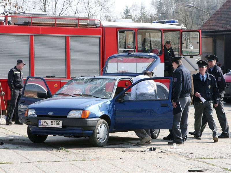 Konec honičky policejního vozu a odcizeného Fordu Fiesta