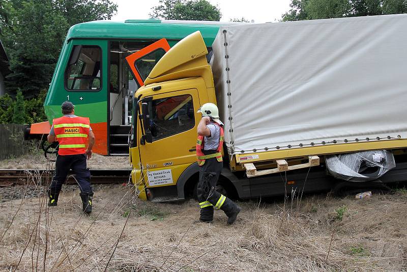 Nehoda nákladního auta a rychlíku společnosti GW Train Regio na trati Plzeň - Most se stala na železničním přejezdu nedaleko obce Kaznějov na severním Plzeňsku.