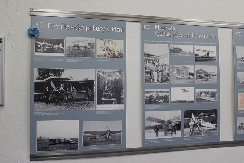Nadšenci ze spolku Classic Trainers pozvali návštěvníky do hangáru na letišti v Líních.