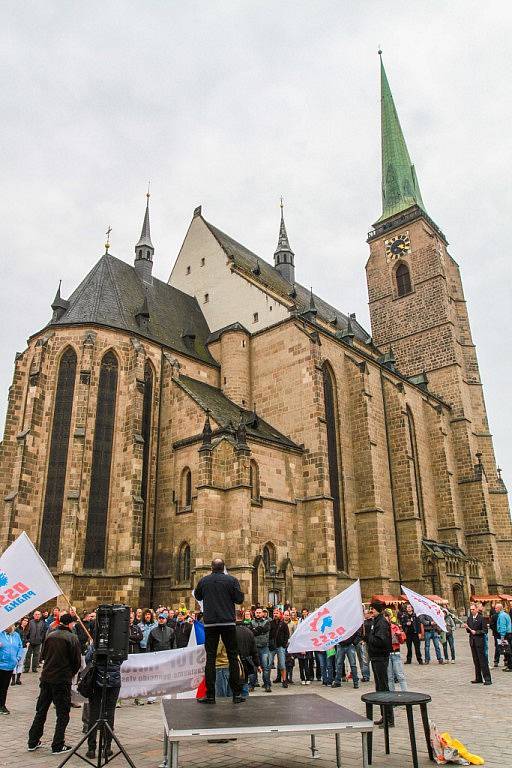 Demonstrace Dělnické strany sociální spravedlnosti na náměstí Republiky v Plzni