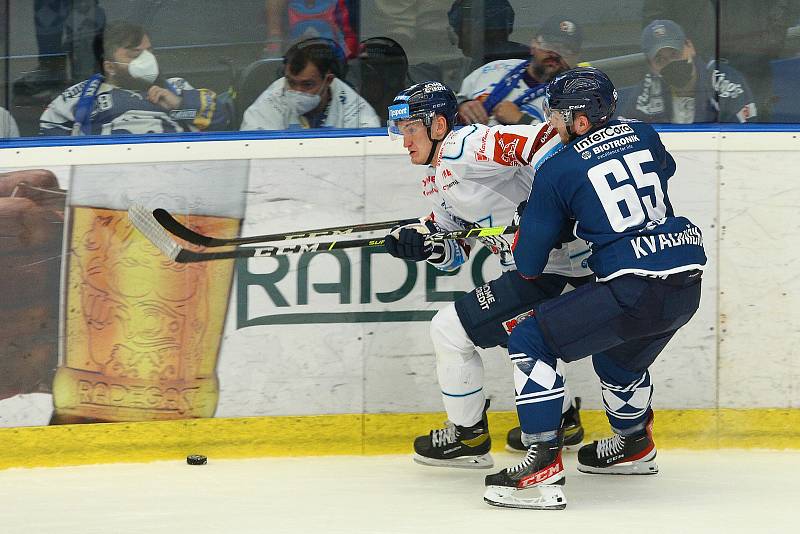 Ze zápasu 11. kola hokejové Tipsport extraligy HC Škoda Plzeň (v modrém) -  Bílí tygři Liberec 3:1