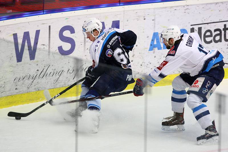 Plzeňští hokejisté porazili na domácím ledě Chomutov po nájezdech 5:4.