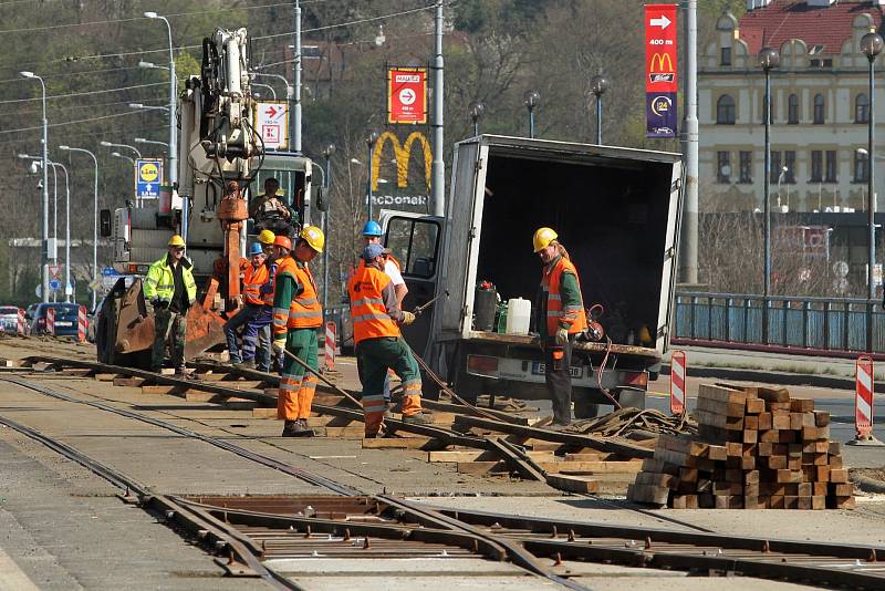 Rekonstrukcí tramvajové trati začala dvouletá rekonstrukce mostu generála Pattona v centru Plzně.