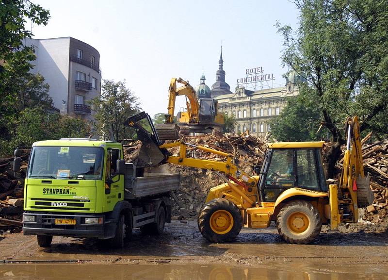 31. srpna 2002, likvidace suti z odstřelu domu U Zvonu