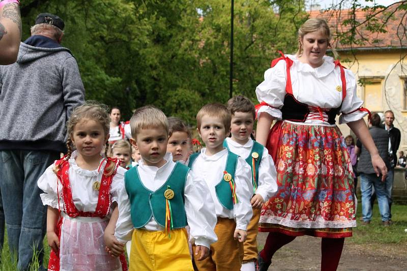 Během prodlouženého víkendu se v Chotěšově konaly oblíbené staročeské máje, které vyvrcholily nedělním průvodem, který došel do zahrady zdejšího kláštera.