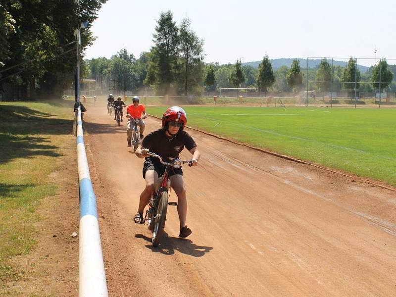 Stodem burácely stařičké mopedy Stadion