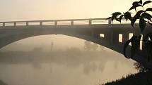 Dolanský most za mlžného rána. I kvůli takovým pohledům mají vodáci Berounku tolik rádi