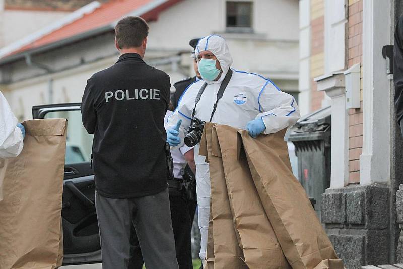 Policisté vynášejí možný důkazní materiál