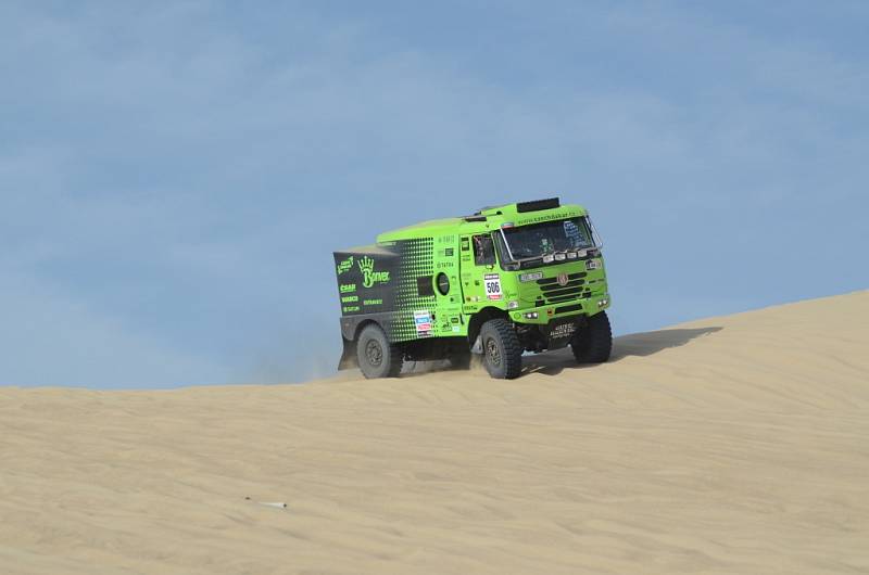 Kaskadérským kouskům se trio Kolomý-Kilián-Kilián z Czech Dakar Teamu snažilo se svou tatrou vyhýbat. 