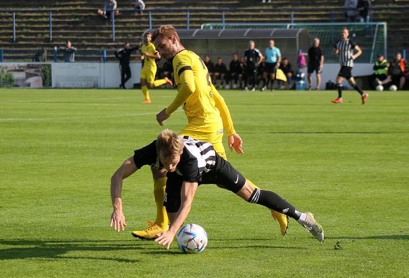 8. kolo FORTUNA ČFL, skupina A: FK Admira Praha - FK ROBSTAV Přeštice (na snímku fotbalisté ve žlutých dresech) 1:1 (0:1).