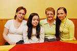 V uzdravení Davida Bakaly věří přítelkyně Jana, dcera Adélka, matka Jiřina a sestra Jiřina (zleva)