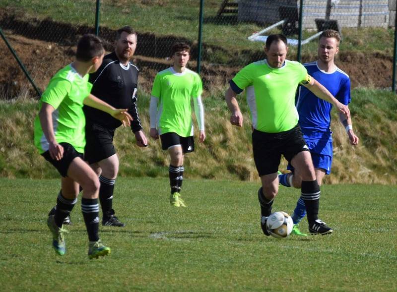 I. B třída, skupina B (15. kolo): SK Bolešiny (na snímku fotbalisté v modrých dresech) - TJ Sokol Štěnovice (zelení) 4:0.