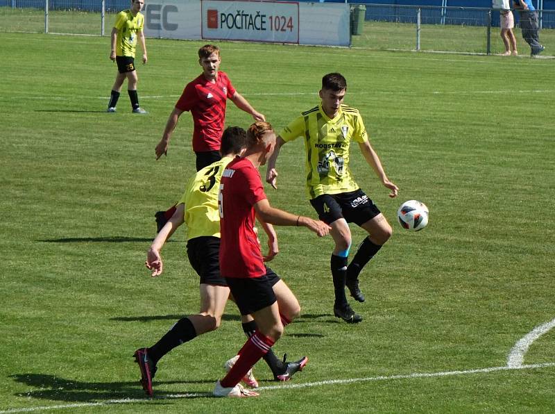 Fotbalisté TJ Dobřany (na archivním snímku hráči v červených dresech) si ve třetím kole I. B třídy zastříleli, doma smetli Svéradice jednoznačně 10:1.